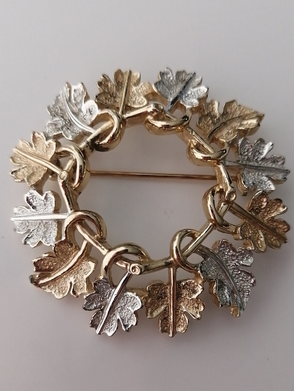 🇨🇦 Vintage Sarah Coventry Maple Leaf Wreath Brooch Gold Silver Tone Trendy